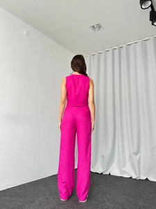 Rückansicht eines Damen-Zweiteilers mit ärmellosem Crop-Top und Hose mit weitem Bein
