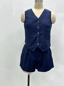 Vue détaillée d'un ensemble bleu marine deux pièces avec gilet col V et short assorti