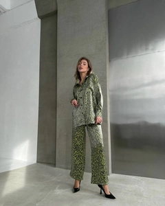 Ensemble satiné deux pièces pour femme avec imprimé léopard, chemise et pantalon large