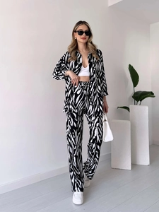 Détail de l'ensemble deux pièces imprimé zèbre avec chemise longue et pantalon large