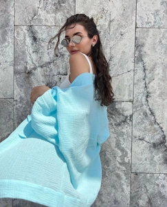 Texture détaillée du coton mousseline bleu clair pour cet ensemble d'été femme