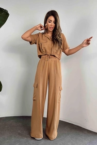 Détail d'un ensemble deux pièces camel avec chemise cargo à manches courtes et pantalon large