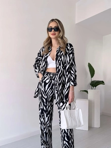 Détail d'un ensemble deux pièces imprimé zèbre avec chemise manches longues et pantalon