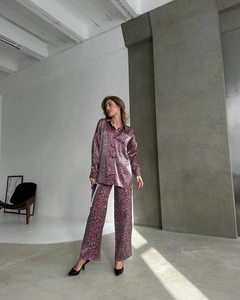 Détails de l'ensemble pyjama en satin léopard rose avec pantalon large et chemise