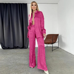 Élégant ensemble deux pièces en satin rouge rose avec chemise longue et pantalon léopard