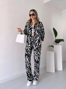 Vue détaillée de l'ensemble deux pièces pour femme avec imprimé zèbre noir et blanc et chemise