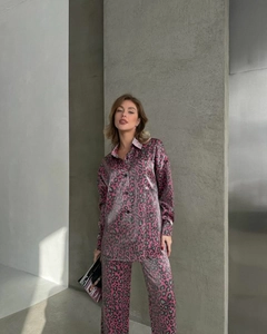Gros plan du pyjama en satin à imprimé léopard rose montrant le tissu et les boutons
