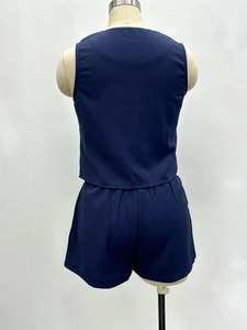 Vue détaillée du gilet sans manches bleu marine et du short à taille haute sur mannequin