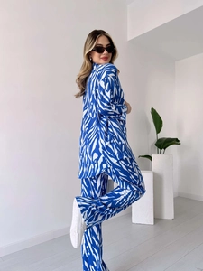 Détail d'un ensemble deux pièces bleu à motif zèbre avec chemise et pantalon large