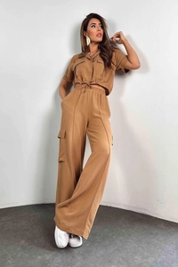 Détail de l'ensemble cargo camel avec chemise à cordon et pantalon large taille haute