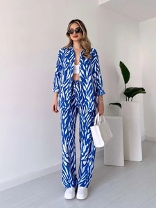 Détail de l'ensemble deux pièces imprimé zébré bleu avec chemise et pantalon large