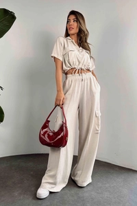Détail d'un ensemble beige deux pièces avec haut court à cordon et pantalon cargo