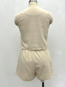 Vue arrière de l'ensemble gilet sans manches et short beige sur un mannequin