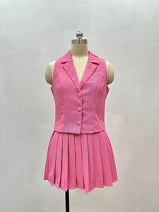 Détail du haut blazer rose sans manches et de la jupe plissée sur un mannequin de couture