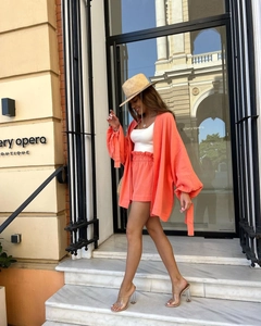 Ensemble trois pièces femme orange corail avec cardigan long et short taille haute