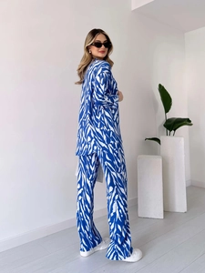 Détail de l'ensemble deux pièces imprimé zèbre bleu et blanc avec manches longues et pantalon