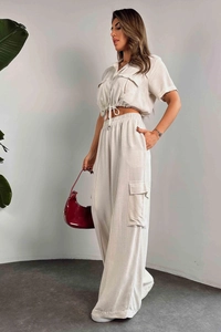Détail de l'ensemble beige avec haut court à manches courtes et pantalon cargo
