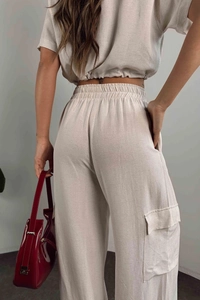 Vue arrière de l'ensemble deux pièces en lin beige avec pantalon cargo à poches