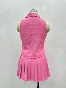 Vue arrière du gilet sans manches rose avec col à revers et mini-jupe plissée assortie