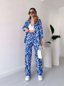 Détail du motif zèbre bleu et blanc sur chemise à manches longues et pantalon large