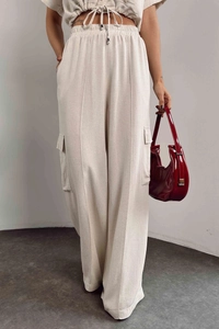 Détail du pantalon cargo taille haute avec cordon de serrage et poches pour ensemble femme