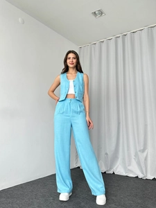 Detail von hellblauem zweiteiligem Set mit ärmelloser Weste und High-Waist-Hose