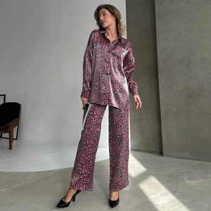 Ensemble satiné deux pièces à imprimé léopard rose et gris avec chemise et pantalon large