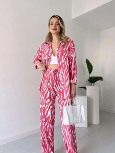 Détail de l'ensemble deux pièces imprimé zèbre rose et blanc avec chemise et pantalon