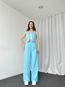 Detail der hellblauen V-Ausschnitt Weste und weiten Hose aus atmungsaktivem Leinen