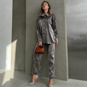 Ensemble deux pièces pour femme avec imprimé léopard, chemise en satin et pantalon
