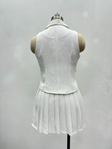 Vue arrière d'un ensemble haut sans manches blanc et mini-jupe plissée sur mannequin