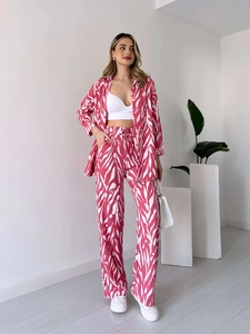 Détail du motif zèbre rose et blanc sur chemise à manches longues et pantalon large