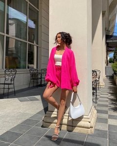 Détail de l'ensemble d'été rose fuchsia avec gilet texturé et short à cordon serré