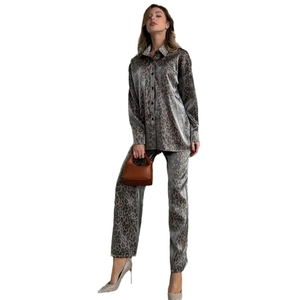 Ensemble deux pièces pour femme avec imprimé léopard, chemise en satin et pantalon