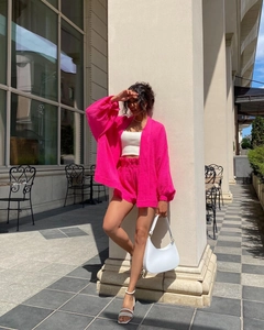 Texture détaillée de l'ensemble deux pièces fuchsia en coton avec chemise ample et short