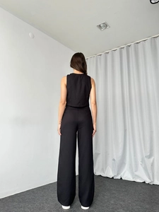 Rückansicht von schwarzem ärmellosem Crop-Top und Hose mit weitem Bein Set