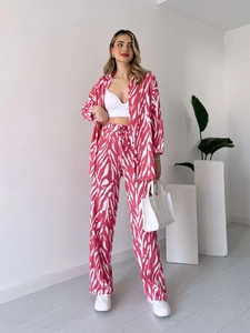 Détail de l'ensemble deux pièces imprimé zèbre rose avec chemise longue et pantalon large