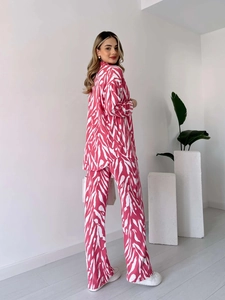 Détail de l'imprimé zèbre rose et blanc sur cet ensemble de détente deux pièces femme