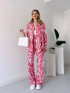 Détail de l'ensemble deux pièces imprimé zèbre rose avec chemise longue et pantalon large