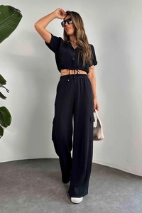 Vue de face d'un ensemble deux pièces noir avec chemise cargo courte et pantalon large
