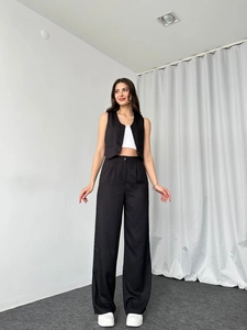 Detailansicht des schwarzen ärmellosen Weste und weite Hose Sets mit Leinentextur