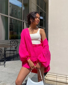 Vue style de rue d'un ensemble décontracté femme cardigan et short en couleur magenta vif
