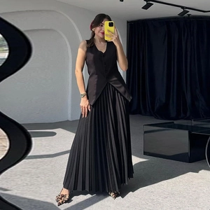 Elegantes schwarzes Set mit ärmelloser V-Ausschnitt Weste und langem, gefaltetem Maxirock