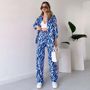 Ensemble deux pièces femme avec chemise à imprimé zèbre bleu et pantalon large