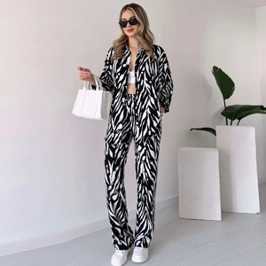 Ensemble deux pièces pour femme avec chemise à imprimé zébré et pantalon large