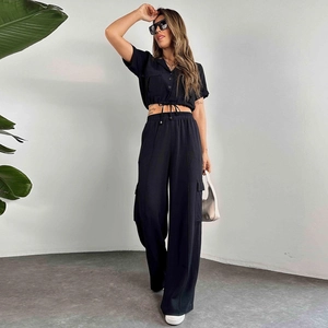 Ensemble noir deux pièces pour femme avec haut à cordon et pantalon cargo taille haute