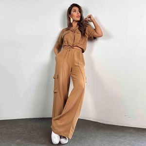 Ensemble deux pièces pour femme avec haut à manches courtes et pantalon cargo marron chic