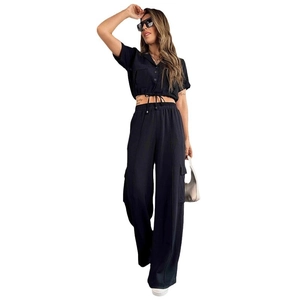 Ensemble deux pièces noir pour femme avec chemise courte à manches courtes et pantalon cargo