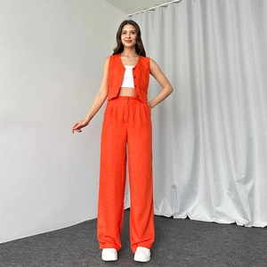 Damen Sommer-Set aus orangefarbener Westenjacke und hoch taillierter Weithose-Kombi