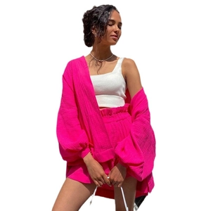 Ensemble 3 pièces d'été pour femmes avec gilet rose, crop top blanc et short